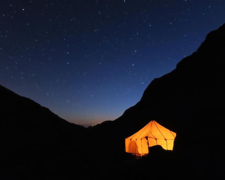 MAROKKO. »En tidlig morgen i Atlasbjergene. Vi skulle forlade de varme soveposer og ud i den kolde morgen for at bestige Toubkal, Nordafrikas højeste bjerg på 4.167 meter. I madteltet, som ses på billedet, var kokken allerede i gang med at tilberede vores primitive, men velsmagende morgenmad«. Ord og foto: Heidi Senderovitz 
