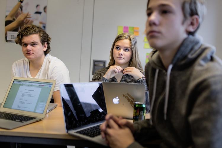 Læringsmiljø. På billedet ses elever fra 1.t på Øregård Gymnasium. Her eksperimenterer man med at erstatte karakterer med vejledning. 