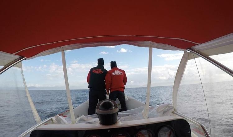 Hjælp. Team Humanitys hjælper flygtninge, der kommer til Lesbos. 