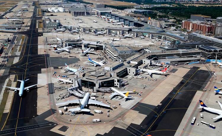 MYRETUE. Fly fra alverdens lande mødes i Frankfurt lufthavn, der en af Europas største. 
