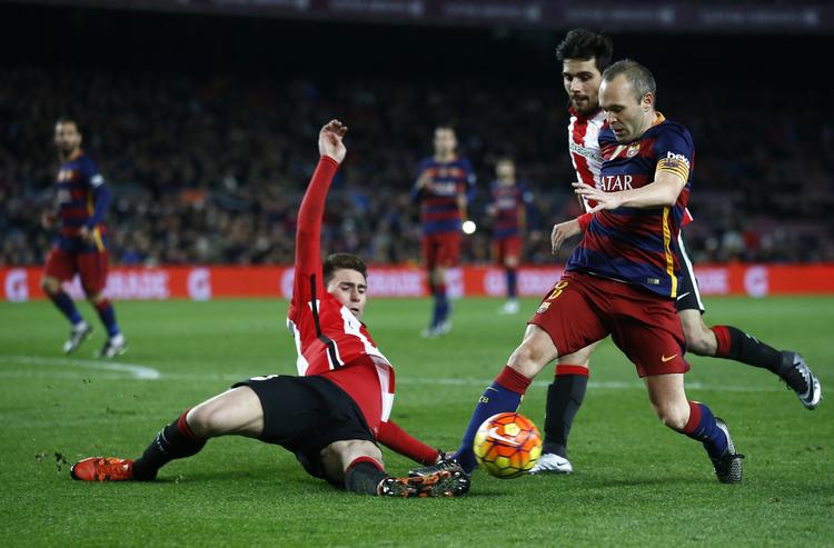 Ramt. Andres Iniesta er blandt de tre Barcelona-spillere, der har været ramt af influenza i ugens løb. Barcelona møder i morgen Athletic Bilbao, mens lørdagen byder på et topopgør mod Atletico Madrid. 