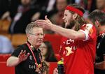 Uenighed. Mikkel Hansen i diskussion med landstræner Gudmundur Gudmundsson. 