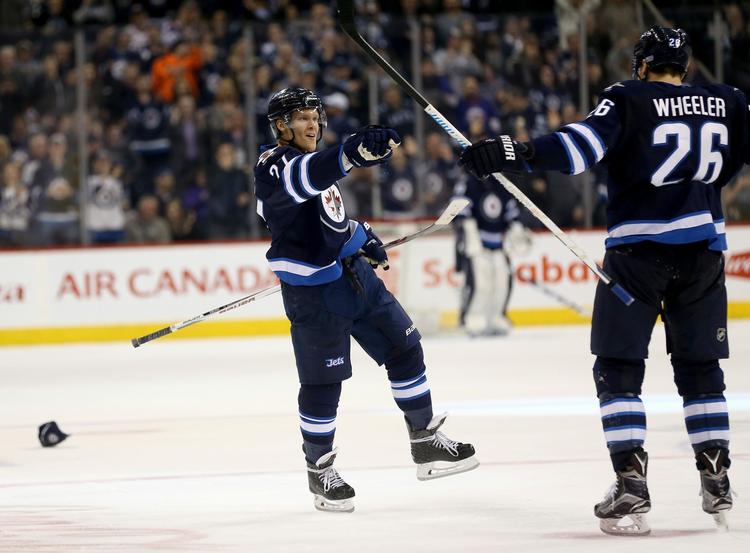 Hattrickhelt. Danske Nikolaj Ehlers scorede for første gang tre mål i en NHL-kamp i nat, da han blev kåret til kampens spiller for Winnipeg Jets. 