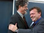 Stemningen mellem Lars Løkke Rasmussen (V) og Mogens Lykketoft (S) er knap så munter som her i 2001 ved et debatarrangement. Nu kalder Lykketoft Løkke en »lille svindler«, mens Løkke beskylder Lykketoft for at være »sølle«. 