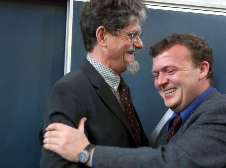 Stemningen mellem Lars Løkke Rasmussen (V) og Mogens Lykketoft (S) er knap så munter som her i 2001 ved et debatarrangement. Nu kalder Lykketoft Løkke en »lille svindler«, mens Løkke beskylder Lykketoft for at være »sølle«. 