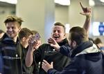skuffende. Der var 74,8 millioner mennesker som dem her, der købte en ny iPhone i sidste kvartal af 2015. 