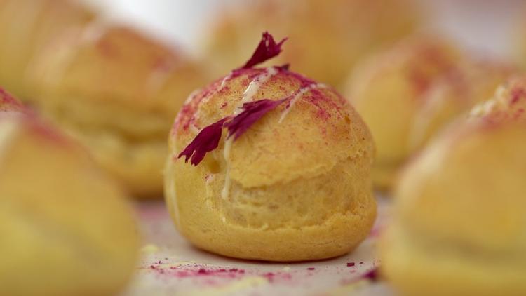 Fyldte godter. Fastelavn betyder himmelske cremefyldte boller. 