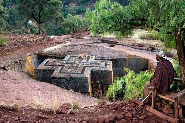 MONOLITKIRKE. Kirkerne i Lalibela er et religøst kraftcenter, men også et stykke levende etiopisk kultur- historie. Biete Giyorgis-kirken er den bedst bevarede af byens 11 kirker, der alle er hugget ud af klippen i ét stykke. 