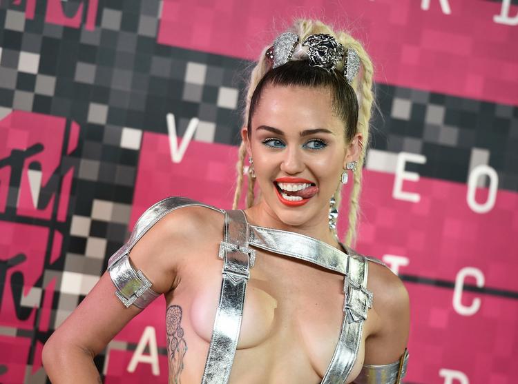 Stjerne. Den 23-årige Miley Cyrus har længe været i rampelyset. Nu skal hun prøve kræfter med den noget ældre instruktør, Woody Allen. Her ses hun i august sidste år til MTV Video Music Awards. 
