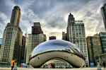 Bønnen. The Cloud Gate Sculpture, der i folkemunde kaldes The Bean, er designet af kunstneren Anish Kapoor og en populær attraktion i Chicago. 