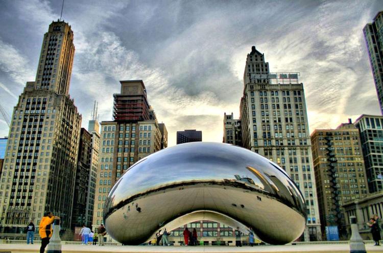 Bønnen. The Cloud Gate Sculpture, der i folkemunde kaldes The Bean, er designet af kunstneren Anish Kapoor og en populær attraktion i Chicago. 