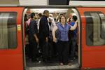 TRÆNGSEL. Passagererne maser sig sammen i et Central Line-tog i London. Her er der optimale forhold for lommetyve. 