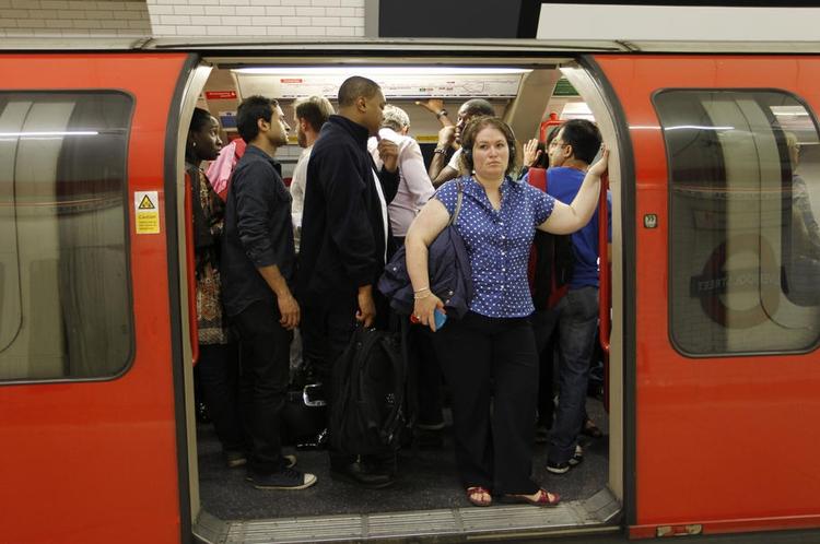 TRÆNGSEL. Passagererne maser sig sammen i et Central Line-tog i London. Her er der optimale forhold for lommetyve. 