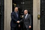 Afbud. Storbritanniens premierminister, David Cameron, har aflyst møde med statsminister, Lars Løkke Rasmussen, fredag. I stedet skal han mødes med EU-Kommissionens formand, Jean Claude Juncker. 