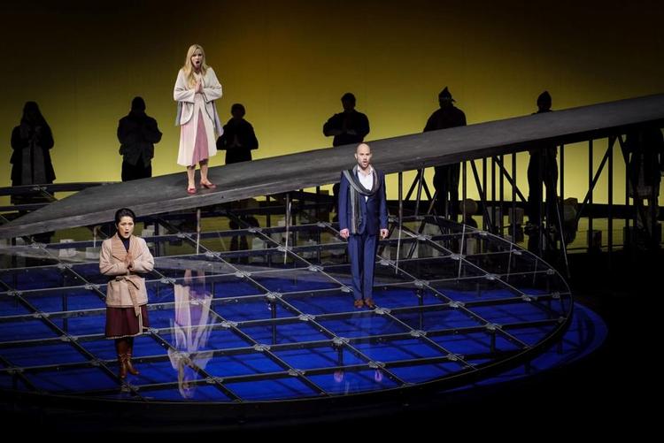 Statisk. Det handler om antydningens kunst i japansk no-tradition. Fra venstre: Mikhoko Fujimura, Susanne Elmark og Bejun Mehta i en scene fra 'Stilles Meer' 