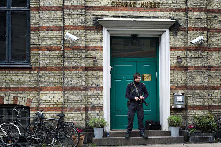 Beredskab. Terrortruslen mod Danmark er stadig på højeste niveau efter angrebet mod Krudttønden og en jødisk synagoge i København. Med de seneste asylstramninger kan truslen stige, advarer forsker. (arkivfoto) 