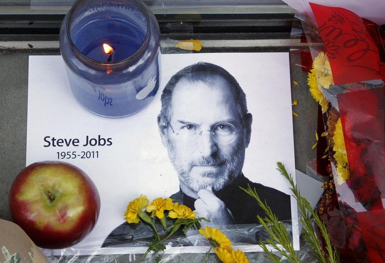savnet.  Steve Jobs tog tre ting med sig i graven, som Apple savner, vurderer analytiker: Karismatisk lederskab, evnen til at tage store risici og en uovertruffen evne til at forestille sig og designe produkter. 