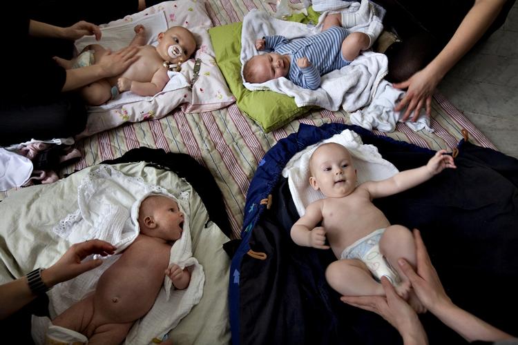 udsat. Børn, der er adopterede, har større risiko end andre børn for at få brug for hjælp både fysisk og psykisk, viser ny undersøgelse. Her er en gruppe heldige børn til babymasage på Gentofte Bibliotek. 