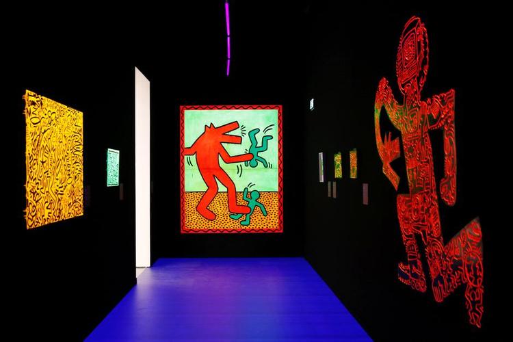 Stort. Udstillingen i Rotterdam viser eksempler på Keith Harings værker, fra de tidlige subway-tegninger til hans sidste store værker. 