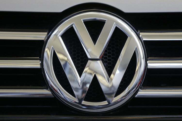 Forurening. EU-kommissionen har i dag præsenteret nye regler for, hvordan biler skal tjekkes for, hvor meget de forurener. Reglerne kommer efter, at Volkswagen blev afsløret i at snyde. 