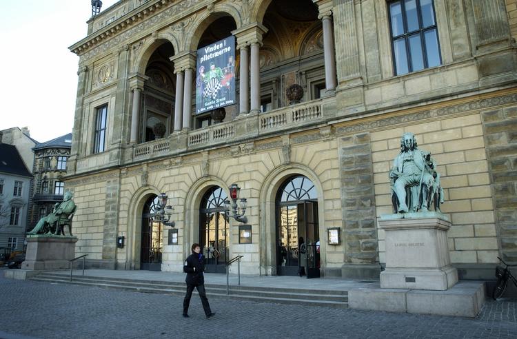 INDKØB. Det Kongelige Teater og en række andre statslige kulturinstitutioner får kritik af Statsrevisorerne for at ikke at sørge for at købe »bedst og billigst«, når de køber varer og tjenester. 