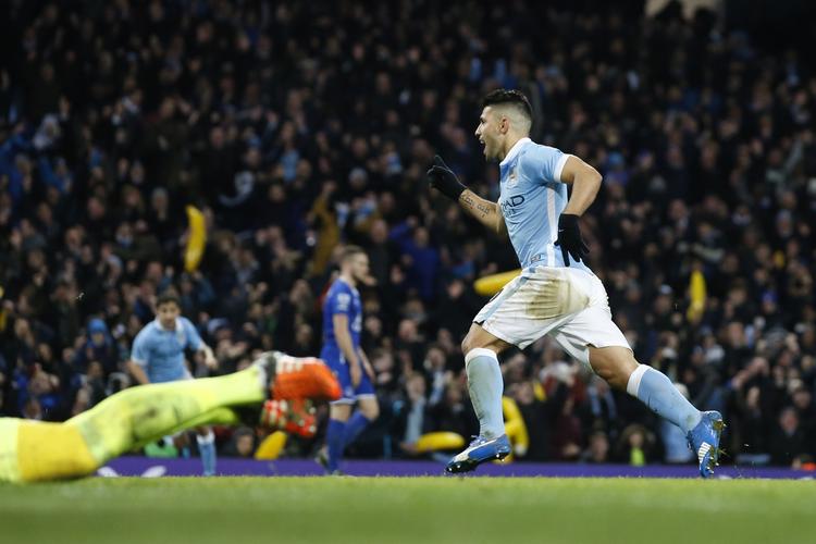 Videre. Sergio Aguero scorede det tredje og afgørende mål for sit hold. 