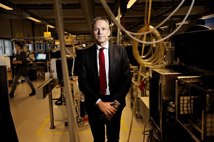Håndsrækning. Foss i Hillerød har ind til videre hentet 4 højtuddannede flygtninge ind i produktionen, fortæller HR-koncerndiretør Tue  Byskov Bøtkjær. 
