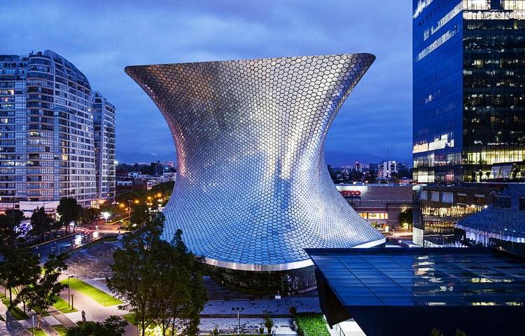 ORGANISK. Facaden på Soumaya Museum i Mexico minder om skællende på et krybdyr. 