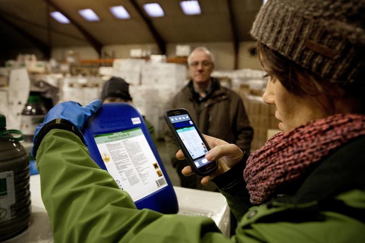 ANMELDT. Med en app tjekker Stine McGuire fra Miljøstyrelsens Kemikalieinspektion om et insektmiddel er lovligt at sælge. 