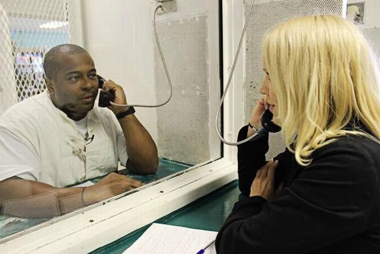Dødsstraf. Den svenske journalist Carina Bergfeldt taler med den dødsdømte amerikaner Vaughn Ross i fængslet i dagene op til hans henrettelse. 
