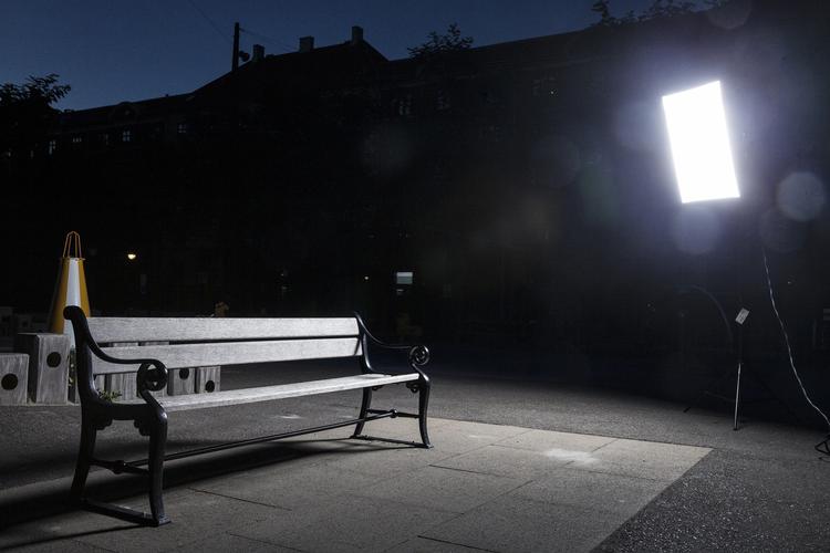 Besparelser. Denne oplyste bænk, der om natten bliver oplyst af farver, blev opført på Islands Brygge i 2011. Den har kostet københavnske borgere én mio. kroner. Ifølge DF og Venstre bør Københavns Kommune spare på projekter som dette i forbindelse med det såkaldte omprioriteringsbidrag, som betyder, at Københvans Kommune skal spare for 247 mio. kr. 