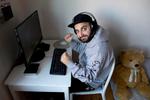 FRIKVARTER. Følelser driver værket. I Rezas verden skal der både være plads til de ambitiøse i musikbranchen, de omsorgsfulde i familien og de ukomplicerede, når voksne leger foran computeren. 