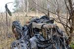 Den sidste tur. Her har Dexta’en stået i 10 år. Der blev sat et glas over udstødningen og lagt plastik over. Slåmaskinen sidder stadig på liften, men traktoren har ikke slået græs, siden Julius stod af den for sidste gang. 