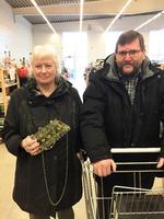 Samler. Særligt er de på udkig efter keramikrelieffer og porcelænsfigurer. 