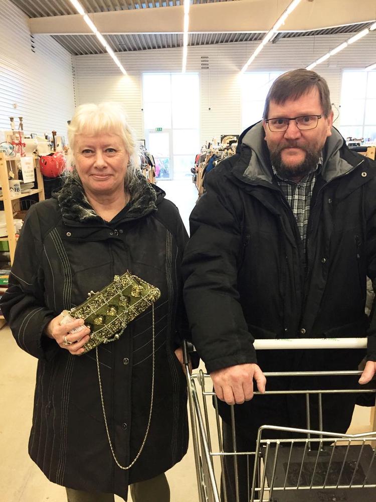 Samler. Særligt er de på udkig efter keramikrelieffer og porcelænsfigurer. 