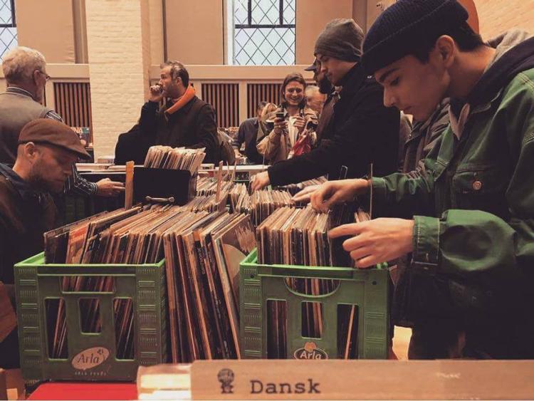 Vinyl. Der er pladesamlere og andet godtfolk til plademarkedet i Absalon. 