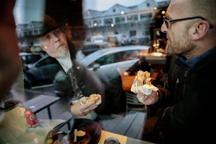 sagen er bøf. Henrik Boserup fra Juicy Burger har ikke meget tilovers for kødløse burgere. Men kødet skal være af god kvalitet. Foto: Miriam Dalsgaard 