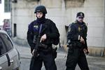 Terror. Betjente i kampuniform patruljerer omkring byretten under sagen mod to af de mænd, som er sigtet for at have hjulpet Omar el-Hussein, da han dræbte to og sårede fem personer ved Krudttønden og ved den jødiske synagoge. 