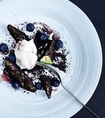 Dessert. Nøddesmagen og fedmen i avokado kan udnyttes i en dessert, i Thailand er jeg f.eks. stødt på avokadois. Jeg prøvede denne variation, fordi jeg synes, at farven er sjov – og så spiller den på flere kontraster: varmt og koldt, sødt og salt, knas og blødt, sort og hvid. 