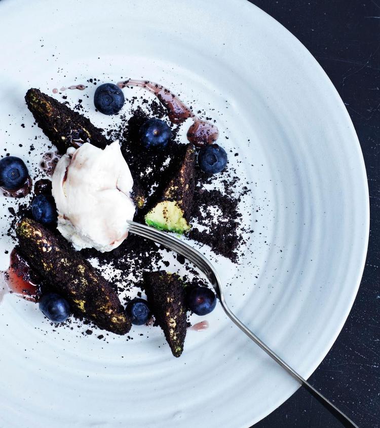 Dessert. Nøddesmagen og fedmen i avokado kan udnyttes i en dessert, i Thailand er jeg f.eks. stødt på avokadois. Jeg prøvede denne variation, fordi jeg synes, at farven er sjov – og så spiller den på flere kontraster: varmt og koldt, sødt og salt, knas og blødt, sort og hvid. 