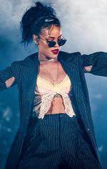 u-vending. Efter næsten 4 års albumpause vender Rihanna overraskende tilbage med et album, der er mere avantgardepop end hitlistemateriale. 