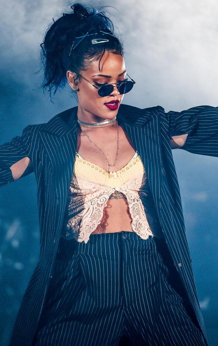 u-vending. Efter næsten 4 års albumpause vender Rihanna overraskende tilbage med et album, der er mere avantgardepop end hitlistemateriale. 