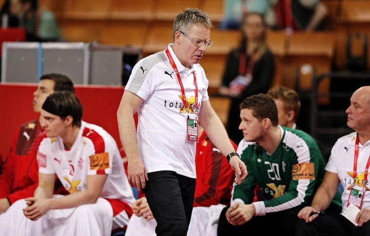 Skuffelse. Gårsdagens nederlag til Tyskland var en gedigen mavepuster for håndbold-Danmark. Ulrik Wilbek freder dog landstræner Gudmundur Gudmundsson. 