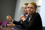 Kritik. Mandag var integrationsminister Inger Støjberg (V) og udenrigsminister Kristian Jensen (V ) i Bruxelles for at svare på Europaparlamentets spørgsmål om de nye asylstramninger. Siden lovændringen blev foreslået i december har den mødt skarp international kritik. 