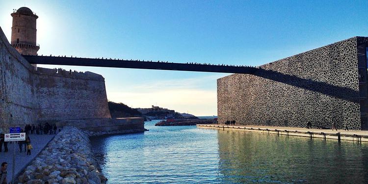 Havnen. Musée des Civilisations de l’Europe et de la Méditerranée (MuCEM), der blev indviet i 2013, ligger i havnen, et af byens vartegn, og er et af højdepunkterne på et besøg i Marseille. 