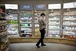 forbudt. Med den nye apotekerlov er det forbudt for apoteker at sælge parfume, sko eller andre varergrupper, der ikke har noget at gøre med sygdom og sundhed. Men gælder reglerne også for et netapotek, det skal Lægemiddelstyrelsen nu afgøre. 