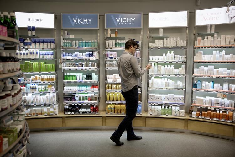forbudt. Med den nye apotekerlov er det forbudt for apoteker at sælge parfume, sko eller andre varergrupper, der ikke har noget at gøre med sygdom og sundhed. Men gælder reglerne også for et netapotek, det skal Lægemiddelstyrelsen nu afgøre. 