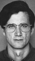 Forfatterfoto. Der er noget privat stof i Rasmus Nikolajsens digte, og der er, som der lidt selvironisk står et sted, noget om »klimakrise, skilsmisse, kødspisere«. 