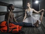 møde. Seks flygtninge går på scenen sammen med balletdansere i forestillingen 'Uropa' på Det Kongelige Teater. 