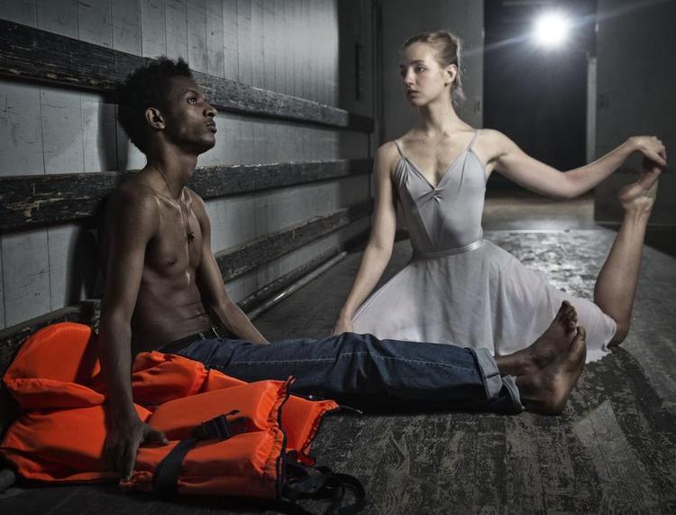 møde. Seks flygtninge går på scenen sammen med balletdansere i forestillingen 'Uropa' på Det Kongelige Teater. 
